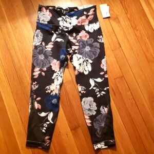 Old Navy~ Floral & Mesh Leggings Dry Fit, Sz- M. NWT 🔥